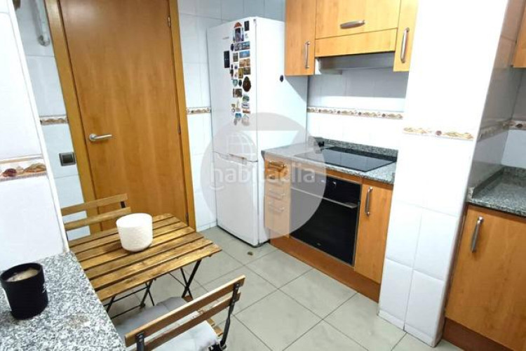 Piso bonito piso de 85 m2, 3 hab, 2 baños, galería, balcón, pk y zona comunitaria, en zona olímpica en Terrassa