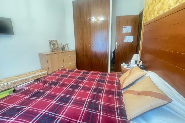 Plau00E7a del Mestre Serrat, Sant Pere