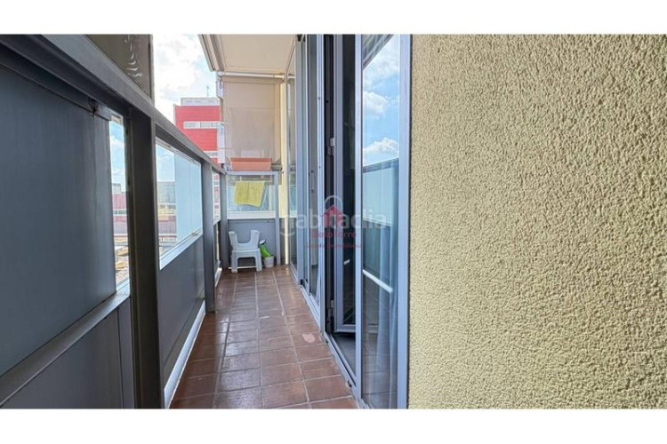 Piso  en venta con balcón a pie de comedor, parking y trastero, listo para entrar a vivir! en Terrassa