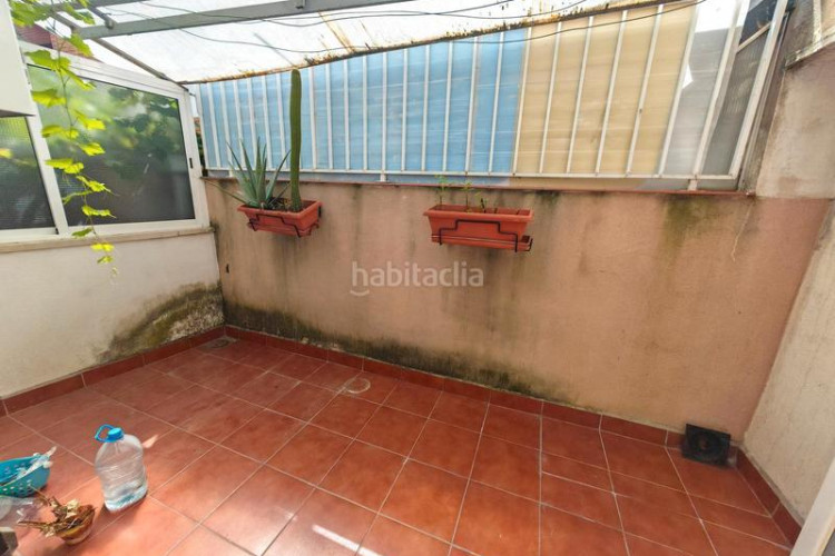 Casa zona de la grípia. casa adosada de 3 plantas + 4habs. + 2lav. + terraza + patio en Terrassa