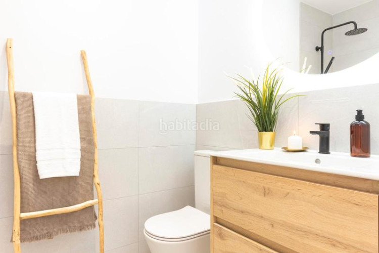Piso precioso piso en inmejorable ubicación: vivienda esquinera con mucha luz: salón-comedor-cocina, 3 habitaciones, 2 baños, terraza.. en Terrassa
