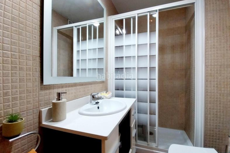 Casa adosada  con patio de 34m en la gripia, 3 hab. dobles estudio de 55m con fuego a tierra. amplio garaje en Terrassa