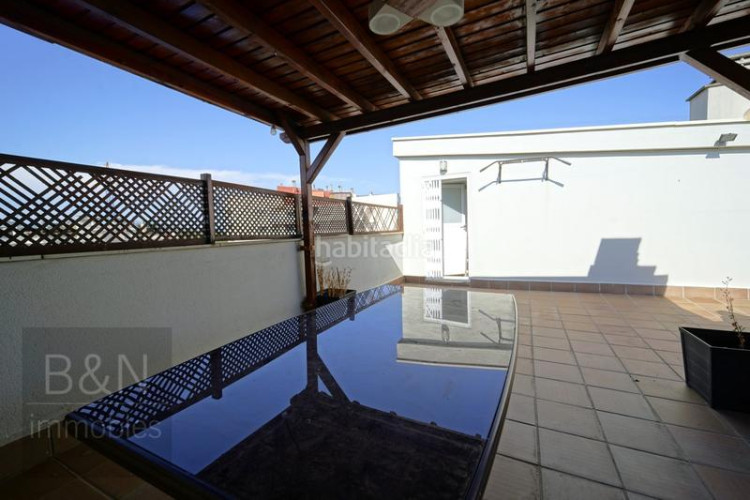Dúplex tu hogar con alma espacio, confort, tres salidas al exterior y zona comunitaria con piscina y plaza de parking en Terrassa