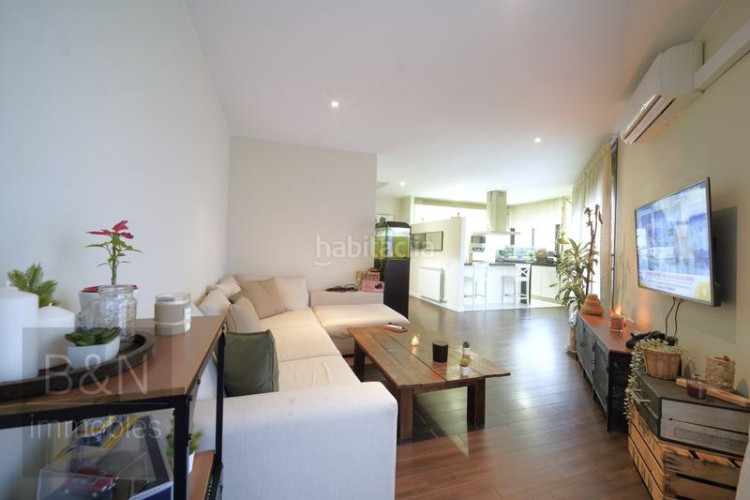 Casa  cantonera toda exterior, reformada en un estilo moderno y abierto, con una amplia terraza y gran garaje ! en Terrassa