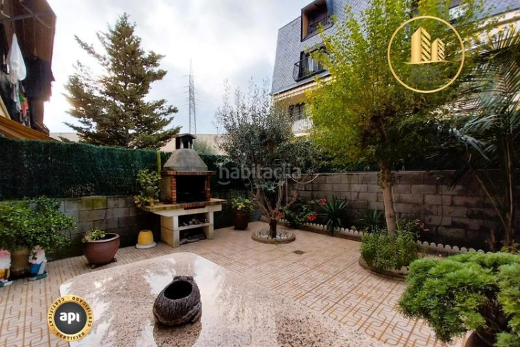 Casa impecable casa unifamiliar renovada con 4 plantas, garaje triple y estudio con chimenea en la gripia en Terrassa