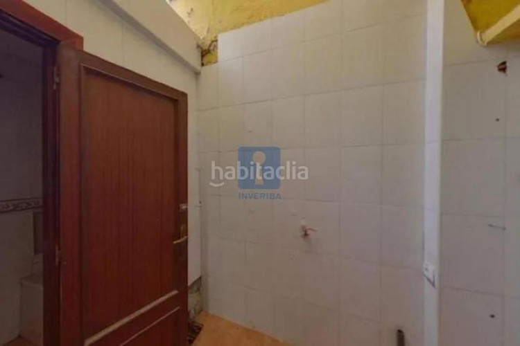 Piso inmueble ilegalmente okupado situado en la calle sant crispi 138, bajos 1, , barcelona en Terrassa
