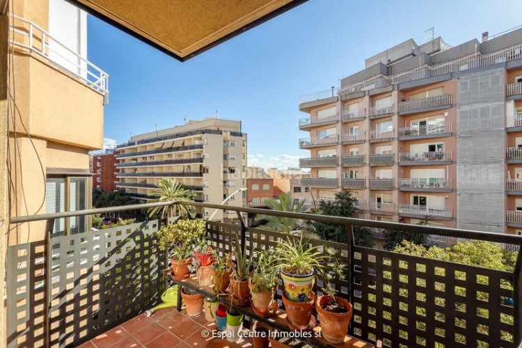 Piso vive en sant pere piso de 88 m con 3 habitaciones, 2 baños y salón luminoso. ubicación ideal cerca de todo en Terrassa