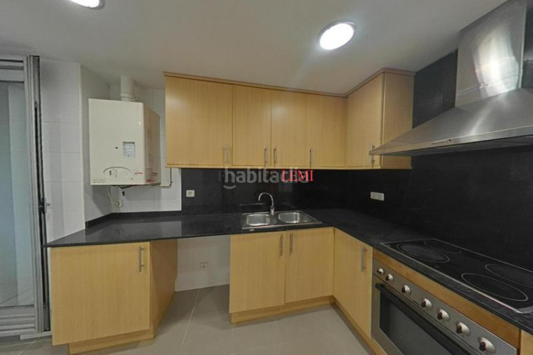 Piso dúplex con 4 habitaciones, 3 baños y parking en ubicación privilegiada en Terrassa