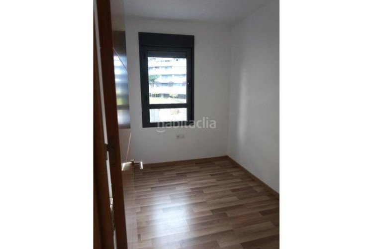 Piso torressana fantastico piso de 2 habitaciones con pk trastero con piscina comunitaria en Terrassa