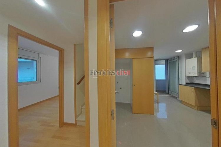 Piso dúplex con 4 habitaciones, 3 baños y parking en ubicación privilegiada en Terrassa