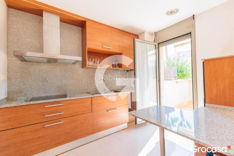 Planta baja precioso piso con terraza y parking en Can Roca en Terrassa