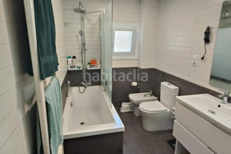 Piso  reformado en La Cogullada 3 dormitorios, 1 baño, todo exterior, cocina individual, con dos balcones uno de 6m y otro de 4m y en Terrassa