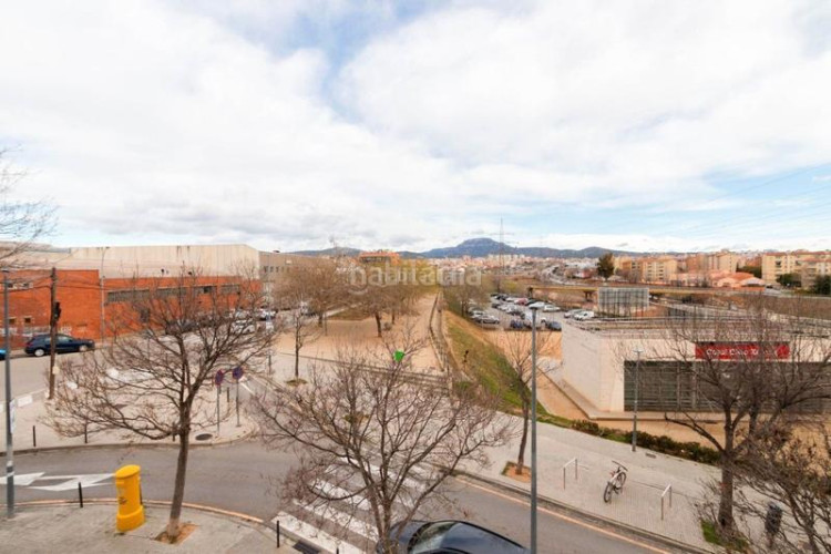 Piso en xuquer 6 local adaptat per habitatge i llogat en Terrassa