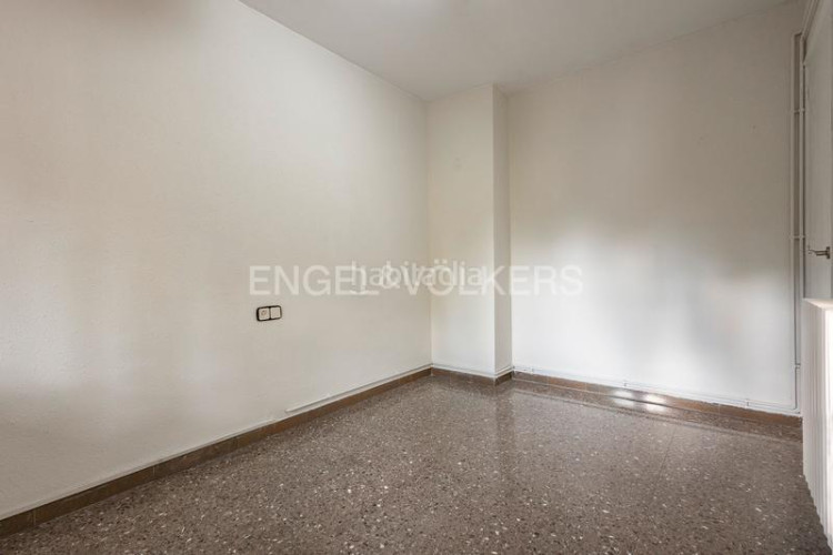 Apartamento oportunidad única! piso amplio de 99m construidos con 4 dormitorios y balcón en Terrassa