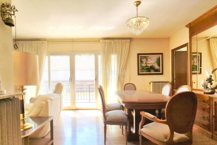 Piso de 137 m2 amb 4 hab i balco 10 m2 oest al carrer ireneu a 50 metres rambla en Terrassa
