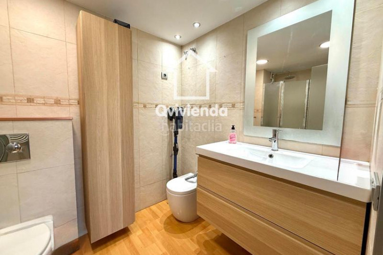 Ático  de 3 habitaciones con gran balcón en av glories catalanes, en Terrassa