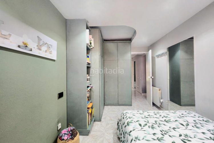 Piso con entrada independiente, terraza y parking en Terrassa