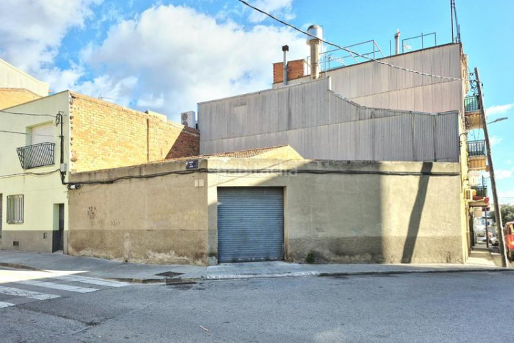 Casa local esquinero de 95 m2 edificable bajos más 3 pisos en Terrassa