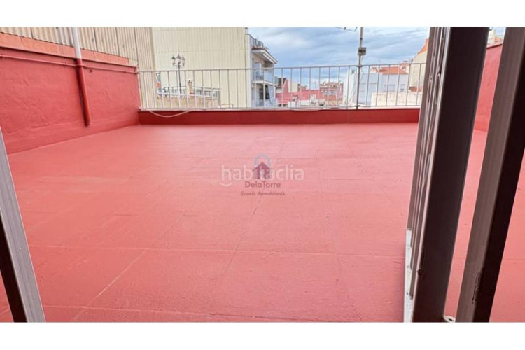 Casa  en venta en la gripia, en carrer borges blanques de 220m construidos con salida a patio de 40m, tres terrazas y en Terrassa