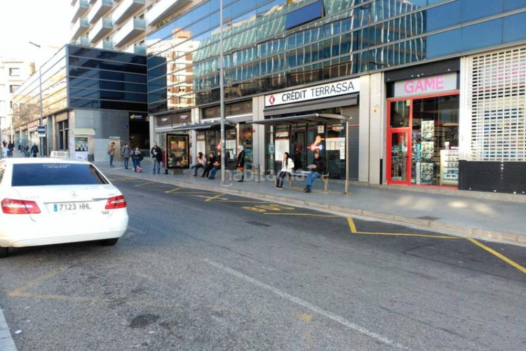 Piso  seminuevo junto a rambla, 3 habitaciones y pk opcional.. muy actual en Terrassa