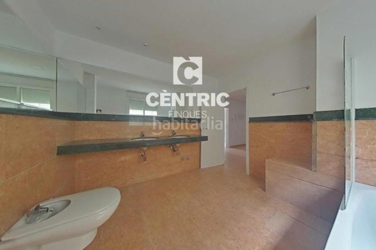 Piso amplio piso reformado con 4 habitaciones y ascensor ideal para familias o inversores! en Terrassa