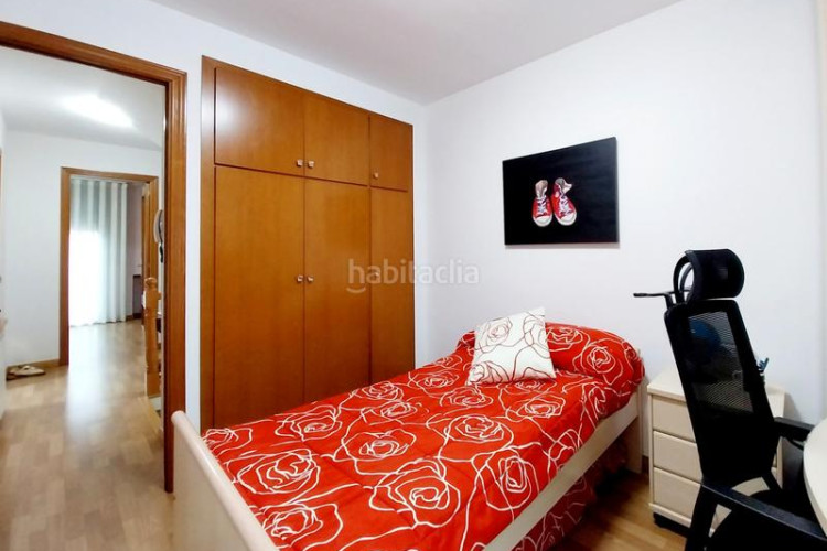 Casa adosada unifamiliar adosada, 4 habitaciones, gran patio en Terrassa