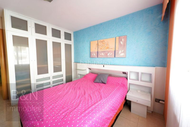 Piso una vivienda reformada, llena de luz natural, de estilo moderno y equipada con muebles hechos a medida! en Terrassa
