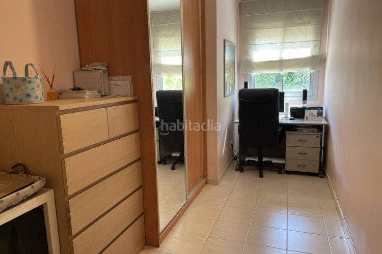 Piso zona gripia avenida madrid. piso de 3 habitaciones ext, muy luminoso. balcón, y plaza de parking. estado impecable. en Terrassa