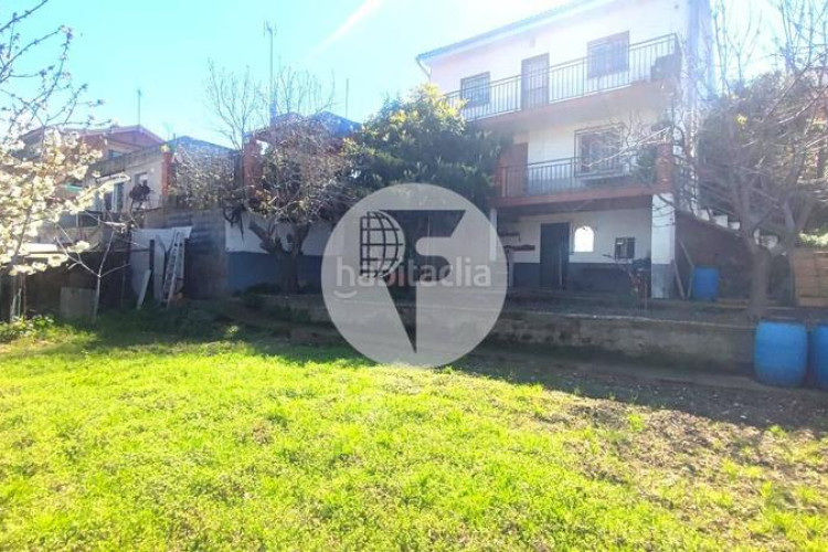 Casa encantadora casa independiente en Can Parellada, perfecta para dos familias en Terrassa