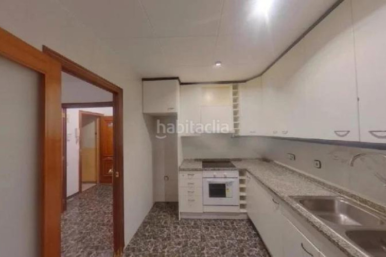 Piso (barcelona). "okupado" (no se puede visitar ni hipotecar). en Terrassa