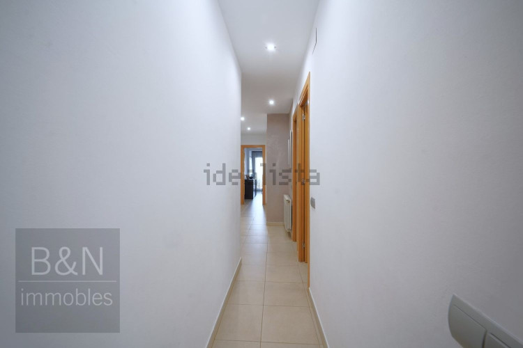 Un hogar reformado, con doble salida exterior y solo un vecino.