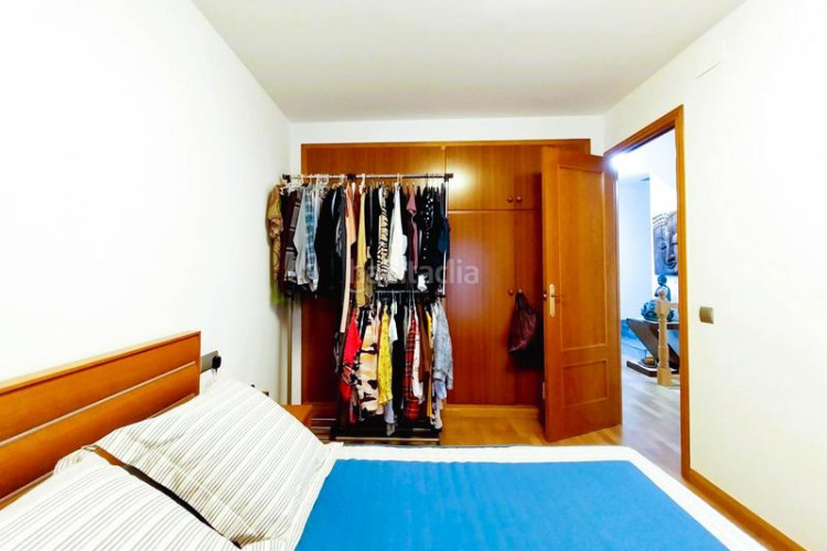 Casa adosada unifamiliar adosada, 4 habitaciones, gran patio en Terrassa