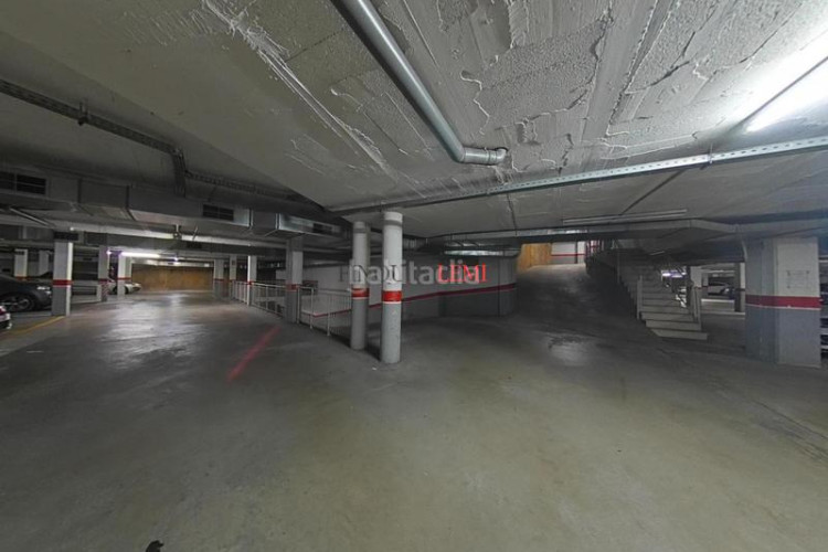 Piso dúplex con 4 habitaciones, 3 baños y parking en ubicación privilegiada en Terrassa