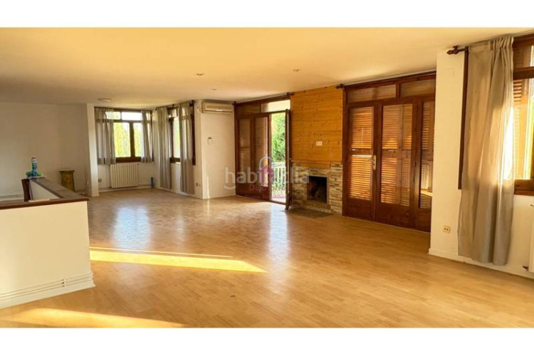 Casa  de 200m construidos en venta a 4 vientos en la urbanización font de lespardenya, en Terrassa