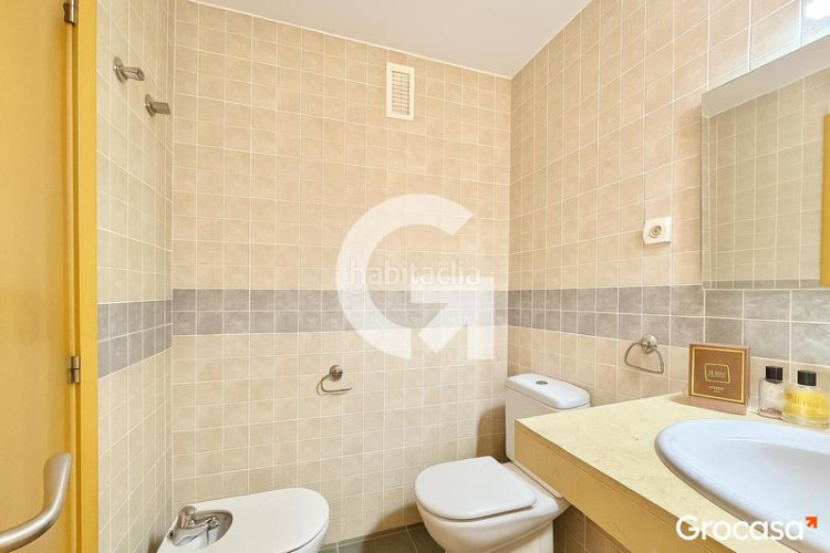 Piso impecable piso con balcon en Torre - Sana Terrassa