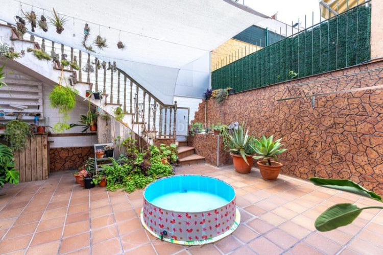 Casa adosada casa para entrar a vivir, con patio y terraza. a 10min. estación renfe este. en Terrassa