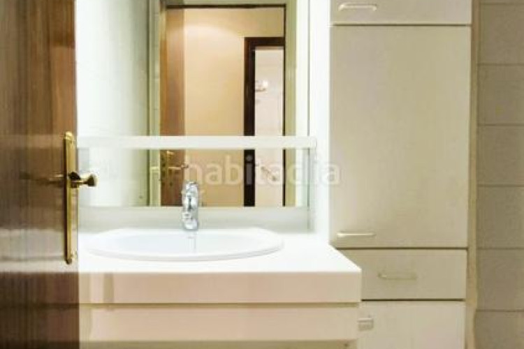 Piso de 137 m2 amb 4 hab i balco 10 m2 oest al carrer ireneu a 50 metres rambla en Terrassa
