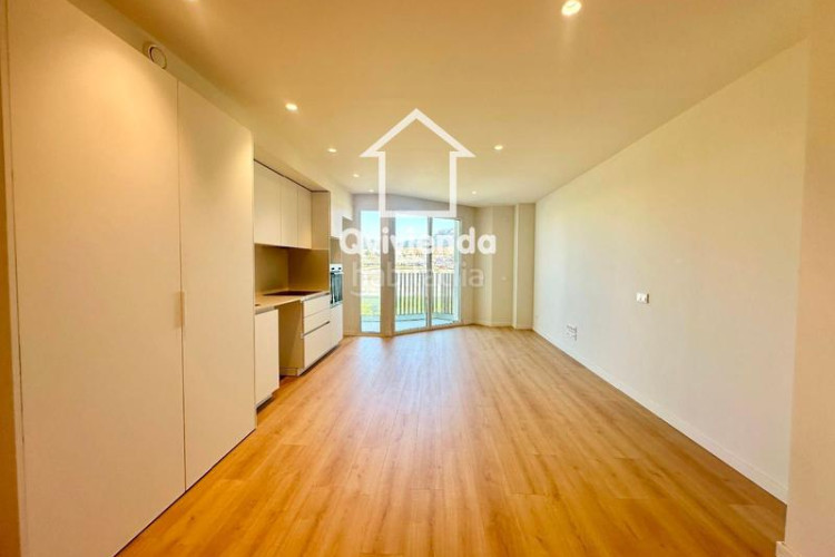 Piso  de 3 habitaciones con balcón en rbla francesc macià en Terrassa