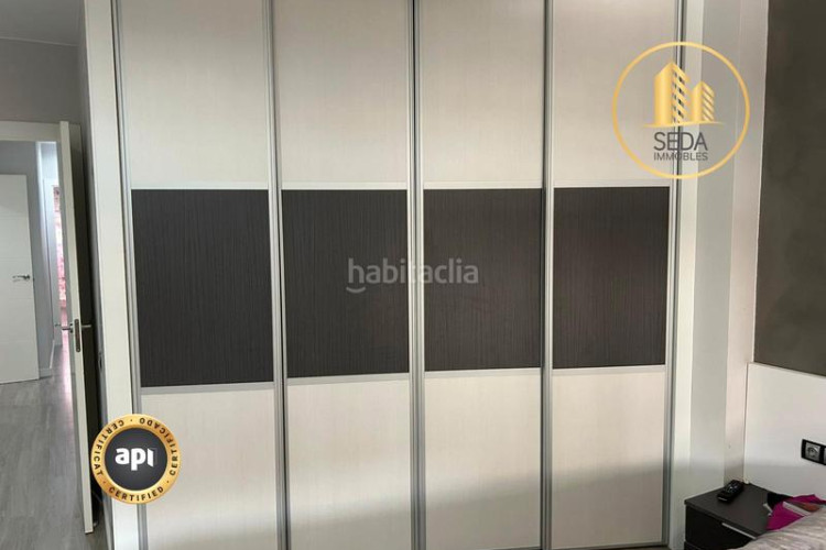 Piso amplio piso familiar con suite, balcones y parking en zona residencial tranquila en Terrassa