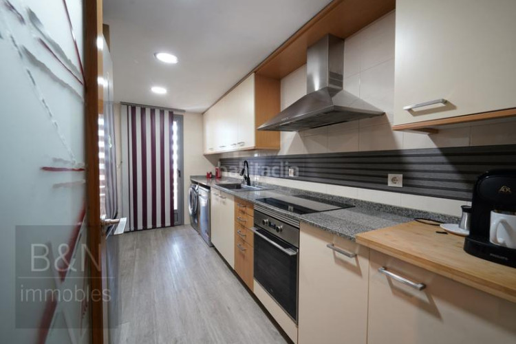 Dúplex tu hogar con alma espacio, confort, tres salidas al exterior y zona comunitaria con piscina y plaza de parking en Terrassa