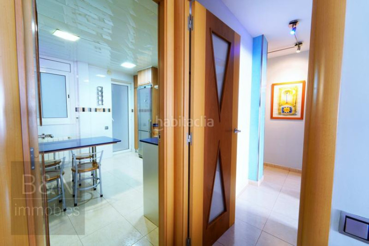 Piso una vivienda reformada, llena de luz natural, de estilo moderno y equipada con muebles hechos a medida! en Terrassa