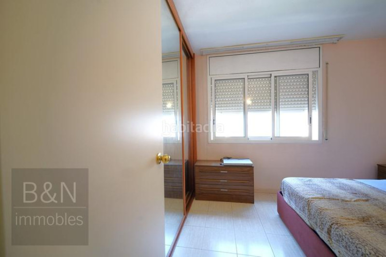 Piso un hogar de tres habitaciones, balcón, plaza de parking y trastero en Terrassa