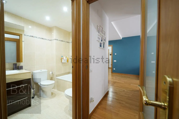 ¡Te vas a enamorar de su carácter! Amplio, luminoso, con zona comunitaria, párquing y trastero.