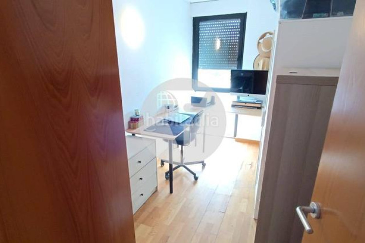 Piso bonito piso de 85 m2, 3 hab, 2 baños, galería, balcón, pk y zona comunitaria, en zona olímpica en Terrassa