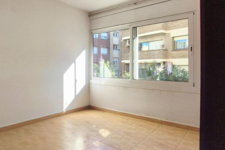 Piso cantoner de 115 m2 amb 4 hab i 2 banys al carrer faraday a 100 metres de la plaça del progres en Terrassa