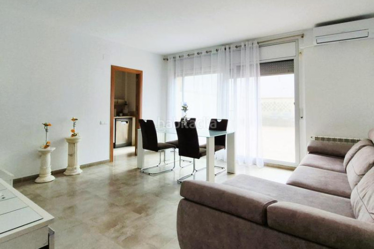 Planta baja  seminueva de 3 hab con patio de 60 m2 sur en rambla francesc macia en Terrassa