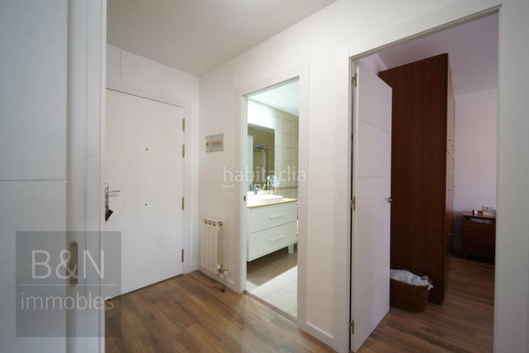 Piso una vivienda con calidez, luz y balcón recién reformado con plaza de garaje incluida en Terrassa