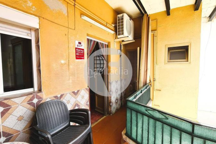 Piso descubre este piso funcional y con mucho potencial! en Terrassa
