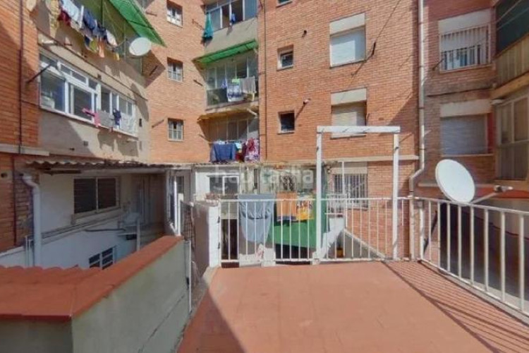 Piso (barcelona). "okupado" (no se puede visitar ni hipotecar). en Terrassa