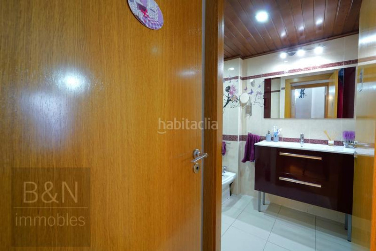 Dúplex tu hogar con alma espacio, confort, tres salidas al exterior y zona comunitaria con piscina y plaza de parking en Terrassa